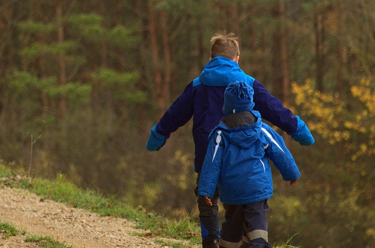 2 enfants marchant dans une forêt
