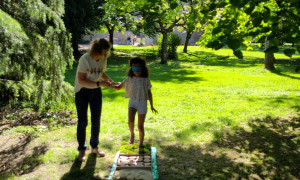 Une petite fille expérimentant un parcours sensoriel pieds nus